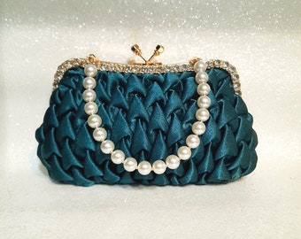 Chic Emerald Green Clutch Bag with Pearl Handle and Shiny Gold Hardware