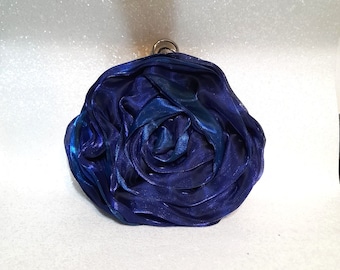 Élégante pochette fleurie en organza bleu roi - Parfaite pour les mariées et les demoiselles d'honneur