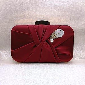 Élégante pochette en satin rouge bordeaux avec finitions dorées - Parfaite pour les mariées ou les demoiselles d'honneur