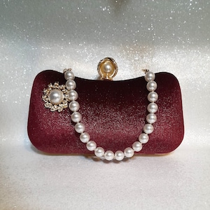 Pochette de soirée élégante en velours bordeaux bordeaux avec finitions dorées et poignée en nacre