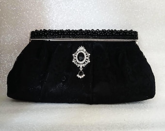 Vintage-Inspired Black Lace Bridal Clutch: Gothic Evening Handbag with Pearls