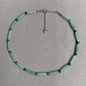 Grüne Edelstein-Halskette mit silbernen Details, Aventurin-Edelstein-Halskette, Choker-Halskette, Halskette für Geschenk, Schmuckgeschenk, Perlenkette