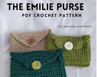 Puede incluir: Tres carteras de ganchillo en diferentes colores: beige, verde y verde moteado. Las carteras tienen un cierre de solapa y un botón. El texto "THE EMILIE PURSE PDF CROCHET PATTERN by jeanne.crochets" está en la parte superior de la imagen.