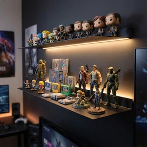 Peut inclure: Présentation de figurines de collection et de cartouches de jeux vidéo vintage sur des étagères noires. L'étagère supérieure présente des figurines Funko Pop, tandis que l'étagère inférieure affiche des figurines d'action et des cartouches de jeux classiques, éclairées par une lumière chaude.