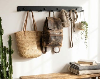 Perchero de pared de metal hecho a mano: un organizador moderno para la entrada.
