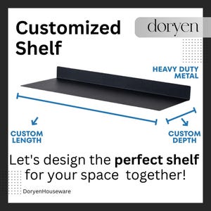 Könnte beinhalten: Ein schwarzes, robustes Metallregal mit erhöhter Rückseite. Das Bild enthält den Text „Customized Shelf“, „Custom Length“ und „Custom Depth“. Der Text „Gestalten wir gemeinsam das perfekte Regal für Ihren Raum!“ ist ebenfalls enthalten.