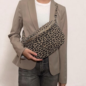 Leopard Tasche aus Wildleder, Tasche Wildleder, Wildledertasche, Bauchtasche, Leoprint, Umhängetasche Damen, Crossbody Tasche, Crossbody bag