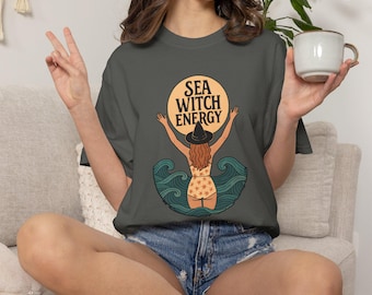 Summerween Hexe Shirt, Boho Meerhexe Energie, Hexe im Bikini, Hexe Strand Mond Liebhaber, Vollmond Halloween Strand Shirt, Comfort Farben