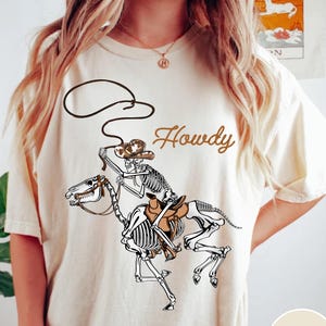Howdy Skeleton Comfort Colors® Shirt, Funny Skeleton Shirt, Western Aesthetic Halloween Tshirt, Retro Halloween Shirt, Vintage Halloween