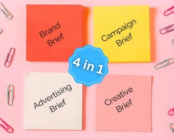 Può includere: Quattro post-it colorati con le parole "Brand Brief", "Campaign Brief", "Advertising Brief" e "Creative Brief". Un distintivo blu con la scritta "4 in 1" è al centro. Graffette sono sparse intorno alle note.