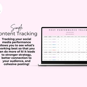 Pu&ograve; includere: Uno schermo di computer portatile che mostra un foglio di calcolo di tracciamento dei contenuti con il titolo "Post Performance Tracker" e il testo "Simple Content Tracking" sullo schermo. Il testo sullo schermo dice "Tracking your social media performance allows you to see what's working best so that you can do more of it! It leads to stronger strategy, better connection to your audience, and cohesive posting!"