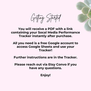 Pu&ograve; includere: Testo su uno sfondo rosa con una pianta grassa nell'angolo in alto a destra. Il testo recita "Getting Started" e spiega come accedere a un tracker delle prestazioni dei social media dopo l'acquisto. Indica anche che ulteriori istruzioni sono nel tracker e che &egrave; possibile contattare Etsy Convo se si hanno domande. Il testo termina con "Enjoy!"