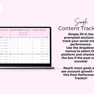 Pu&ograve; includere: Un computer portatile che mostra un foglio di calcolo intitolato "Post Performance Tracker" con colonne per "Stile del contenuto", "Tipo di contenuto", "Piattaforma", "Ora", "Mi piace", "Commenti", "Salva", "Raggiungimento", "Coinvolgimento", "Note" e "Obiettivo raggiunto". Il testo "Simple Content Tracking" &egrave; visualizzato sopra il laptop.