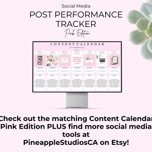 Pu&ograve; includere: Uno schermo di computer che mostra un modello di calendario di contenuti rosa e bianco per dicembre 2023. Il calendario &egrave; diviso in giorni della settimana e include spazio per aggiungere idee di contenuti. Il testo "Social Media Post Performance Tracker Pink Edition" &egrave; nella parte superiore dello schermo. Il testo "Check out the matching Content Calendar Pink Edition PLUS find more social media tools at PineappleStudiosCA on Etsy!" &egrave; sotto lo schermo.