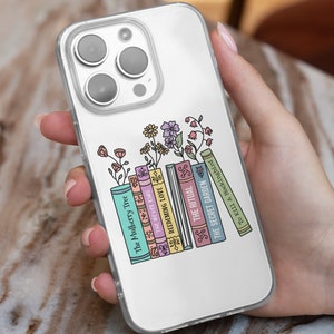 Könnte beinhalten: Transparente Handyhülle mit einem bunten Design von Büchern und Blumen. Die Buchtitel lauten: "The Mulberry Tree", "The Never King", "Redeeming Love", "The Ritual", "The Secret Garden" und "To Kill a Mockingbird".