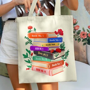 Gepersonaliseerde katoenen draagtas met boekenstapelmotief, een tas die perfect is voor het kopen van je favoriete boek, een leuk cadeau voor boekenliefhebbers.