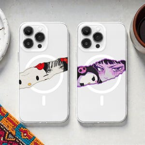 Könnte beinhalten: Zwei transparente Handyhüllen mit einzigartigen Designs. Eine zeigt ein von Hello Kitty inspiriertes Design mit roter Schleife, die andere eine lila-thematische Illustration. Beide Hüllen haben ein weißes kreisförmiges Design auf der Rückseite.