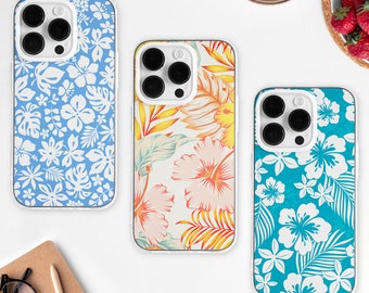 Può includere: Tre custodie per telefono con diversi design floreali. La prima custodia ha uno sfondo blu con fiori bianchi. La seconda custodia ha uno sfondo bianco con fiori rosa, gialli e arancioni. La terza custodia ha uno sfondo blu con fiori bianchi.