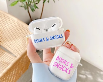 Custodia per Airpods Books and Snacks, custodia per Airpods Book Club Girl, ciondolo con perline Booktok, Airpods Bookish Merch 1 Gen, 4 Gen, Airpods Pro