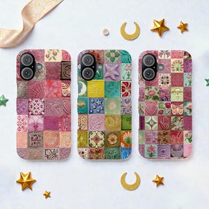 Puede incluir: Tres fundas para teléfono con diseños de mosaicos coloridos. Cada funda presenta un patrón diferente de cuadrados con motivos florales, celestiales y geométricos en tonos rosa, verde y azul. Estrellas y lunas doradas decoran el conjunto.