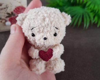 Mini Plüschtier beige kleiner Bär mit Herz. Tasche Plüschtier. Kleine weiche kleine Tiere. Mini Teddy. Geschenk für Freunde Kinder Geburtstagsgeschenk.