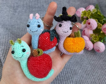 Miniaturowy pluszowy brelok ślimak amigurumi. Maleńkie, słodkie zwierzątko. Wypchane małe ślimaki. Prezent na Halloween, urodziny, Boże Narodzenie. Zabawny mały prezent.