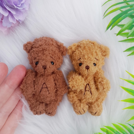 Pequeño osito de peluche con la inicial de tu nombre bordada a
