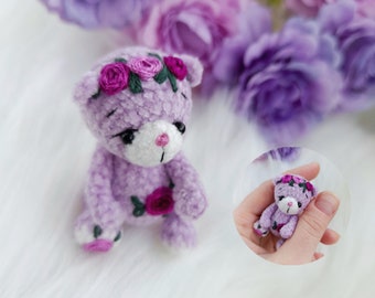 Gehäkelter Mini Teddybär mit gestickten Blumen. Winziger lila 5 cm großer Bär für Puppe. Micro Plüschtier. Weihnachtsgeschenk. Künstler Teddy.