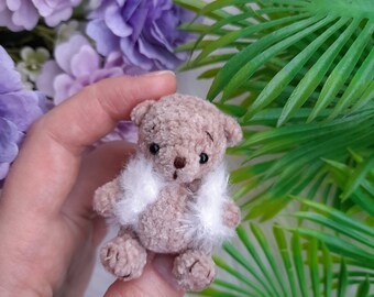 Mini Teddybär in flauschiger Weste. Kleiner süßer Taschenbär in beige. Sammlerstück Bär. Tasche Plüschtier Haustier. Weihnachtsgeschenk für beste Freunde.