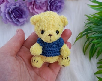 Mini gefüllter weicher gelber 3 &quot;Teddybär im blauen T-Shirt. Taschenplüschtier. Kleiner flauschiger Teddybär. Taschenumarmung. Geburtstagsgeschenk für Freund.