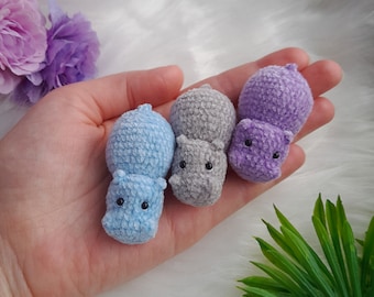 Winziges Nilpferd gehäkelt. Süßes kleines Plüsch Nilpferd. Taschentier Freund. Kleines Nilpferd für Puppe. Geschenk für Freunde. Puppenstube kleines Tier.