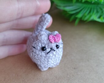 Mini pocket plush cat toy. Tiny grey cute kitten with a pink bow. Small crocheted kitty toy. Blythe pet. Christmas Gift for friends, mom.