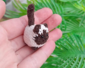 Mini cat, plush crocheted Siamese cat. Small cute pocket kitten. Mini Plushie Cat. Little Teddy Cat. Birthday gift for friends, parents.