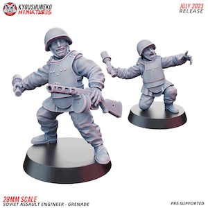 Op de afbeelding: Twee grijze plastic miniatuurfiguren van Sovjet-aanvalspioniers, een staand en een knielend, beide met granaten. De figuren zijn 28 mm schaal en worden vooraf ondersteund.