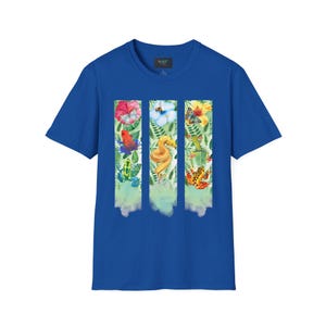 Könnte beinhalten: Königsblaues T-Shirt mit einem Aquarelldesign aus drei vertikalen Paneelen. Jedes Paneel zeigt ein anderes tropisches Thema: Blumen und Frösche, eine Schlange sowie Schmetterlinge und Frösche. Das Design umfasst lebendige Farben und botanische Elemente.