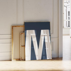 Arte de pared con la letra M, impresión de letras en blanco y azul marino, póster con letras del alfabeto, inicial imprimible, letra para habitación de niños, decoración de habitación con collage preppy