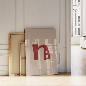 Letra N divertida en rojo con estampado beige, decoración para habitación de bebé niña o niño, arte mural con letras, póster con letras del alfabeto, decoración para habitación infantil, collage preppy para dormitorio.