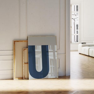 Póster de la letra U, arte con letras en azul marino y azul claro, impresión de letras grandes, letras en negrita, arte de pared con iniciales, decoración de dormitorio universitario, arte de pared para habitación de niños