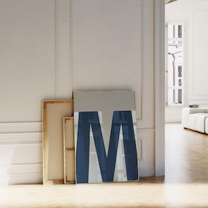 Póster de la letra M, arte con letras en azul marino y azul claro, impresión de letras grandes, letras en negrita, arte de pared con iniciales, decoración de dormitorio universitario, letras para habitación de niños