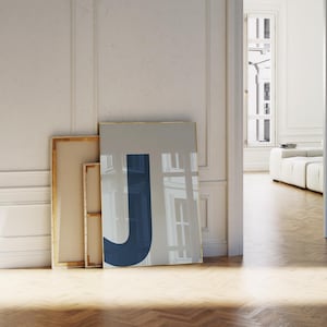Póster de la letra J, arte con letras en azul marino y azul claro, impresión de letras grandes, letras en negrita, arte de pared con iniciales, decoración de dormitorio universitario, arte de pared para habitación de niños