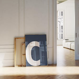 Impresión de la letra C, póster con letras del alfabeto en blanco y azul marino, letras coloridas para niños, collage preppy para dormitorio, arte de pared para habitación de adolescentes y niños