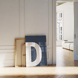 Impresión de la letra D, arte de pared con letras en blanco y azul marino, póster con letras del alfabeto, letras coloridas para niños, collage preppy para dormitorio, arte de pared para habitación de adolescentes