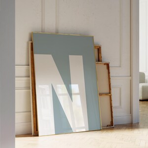 Impresión de la letra N, arte de pared con letras blancas y azules, póster con letras del alfabeto, letras para niños, letras minimalistas imprimibles, letrero con letras grandes
