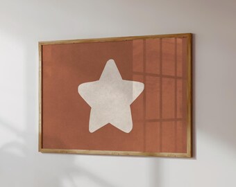 Può includere: Una stampa incorniciata con una grande stella bianco sporco su sfondo color terracotta. La stella ha un aspetto strutturato. La cornice in legno aggiunge un tocco naturale. Adatta per l'arredamento della casa, un design semplice ma d'effetto.