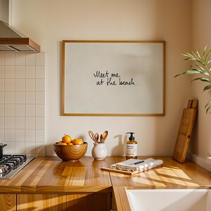 Puede incluir: Interior de cocina con encimera de madera, cocina y fregadero. Un letrero enmarcado dice "Meet me at the beach". Un cuenco de madera contiene naranjas. Un dispensador de jab&oacute;n y utensilios tambi&eacute;n est&aacute;n en la encimera.