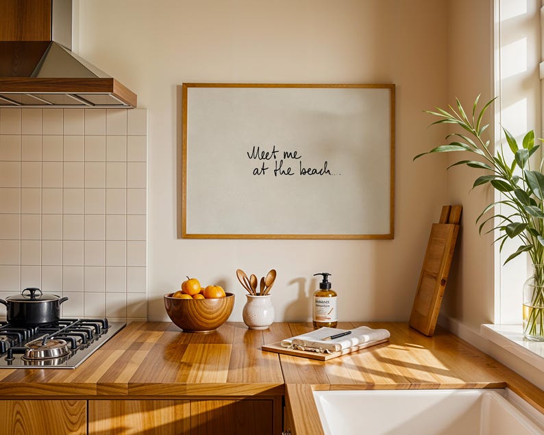 Puede incluir: Interior de cocina con encimera de madera, cocina y fregadero. Un letrero enmarcado dice "Meet me at the beach". Un cuenco de madera contiene naranjas. Un dispensador de jab&oacute;n y utensilios tambi&eacute;n est&aacute;n en la encimera.