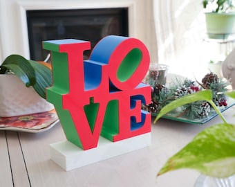 LOVE Skulptur - farbiges 3D gedrucktes Pop Art Wohnkulturstück, inspiriert von Robert Indiana