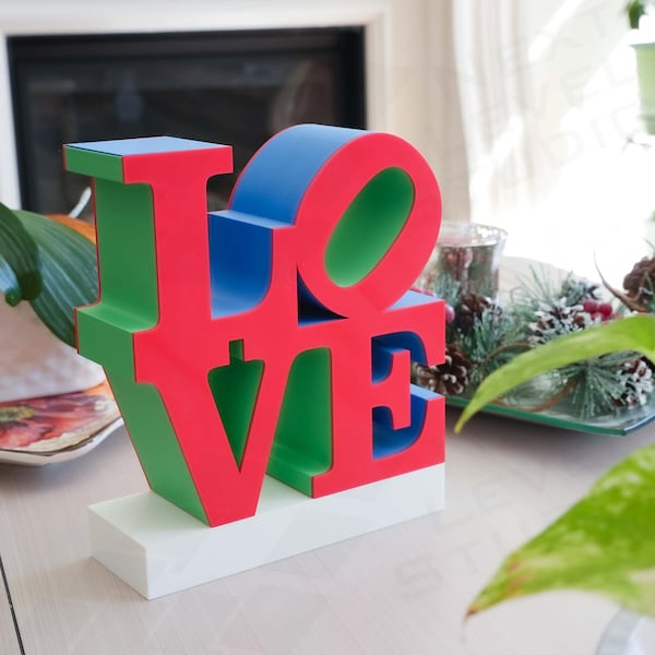 Scultura LOVE - Pezzo di arredamento per la casa pop art stampato in 3D a colori ispirato a Robert Indiana