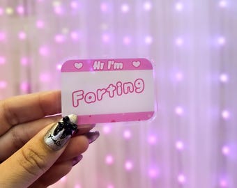 Pin acrílico "Hola, me estoy tirando un pedo": Etiqueta de nombre rosa divertida