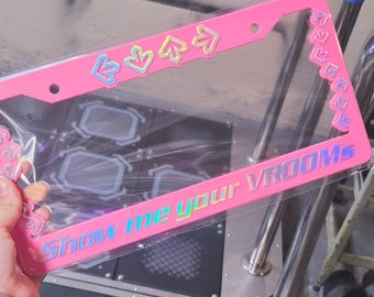Marco para matrícula con flecha holográfica rosa: accesorio para coche Rhythm Gamer
